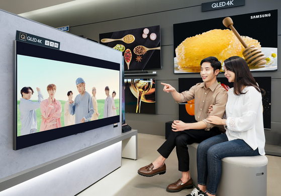 삼성전자는 지난 8일 한국을 시작으로 전 세계 삼성 TV가 전시된 매장에서 방탄소년단의 ‘다이나마이트(Dynamite)’ 뮤직 비디오를 선보였다. [뉴스1]