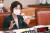 추미애 법무부 장관이 12일 법제사법위원회의 법무부 국정감사에서 질문에 답하고 있다. 연합뉴스
