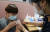 청소년 독감 백신 무료 접종이 시작된 13일 오후 대전 서구 한국건강관리협회 대전충남지부에서 시민들이 독감 예방 접종을 하고 있다. 뉴스1