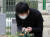 세계 최대 아동 성착취물 사이트 '웰컴 투 비디오'(W2V)를 운영한 손정우가 미국 송환이 불허된 지난 7월 6일 서울구치소에서 석방되고 있다. [뉴스1]