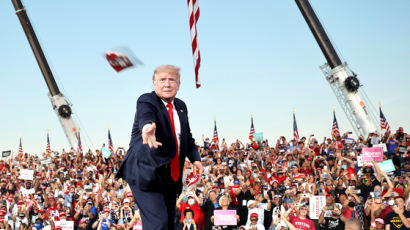 [사진] 마스크 던져주는 트럼프
