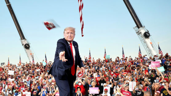 [사진] 마스크 던져주는 트럼프
