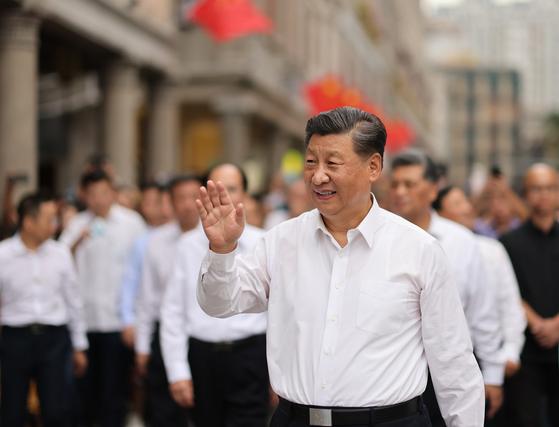시진핑 중국 국가 주석이 13일 광둥성 산터우시 거리에서 마스크를 쓰지 않은 채 시찰에 나섰다. [신화통신=연합뉴스]