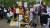 13일 독일 수도 베를린에서 시민들이 거리에 설치된 '평화의 소녀상'에 대한 당국의 철거명령에 항의하기 위해 미테구청 앞에서 집회를 하고 있다. 연합뉴스
