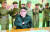 북한 김정은 노동당 위원장(가운데)이 2016년 6월 화성-10(무수단 미사일)' 시험 발사에 성공한 뒤 환하게 웃고 있다. 맨 왼쪽에서 박수를 치고 있는 사람은 김락겸 전 전략군 사령관. [중앙포토]