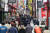 사회적 거리두기 1단계 전환 사흘째인 지난 14일 오후 서울 명동거리가 점심 식사를 위해 이동하는 직장인들로 붐비고 있다. 연합뉴스