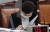김현미 국토교통부 장관이 16일 정부세종청사에서 열린 국토부 국정감사에서 나훈아의 '테스형'을 듣고 웃는모습 [뉴스1]