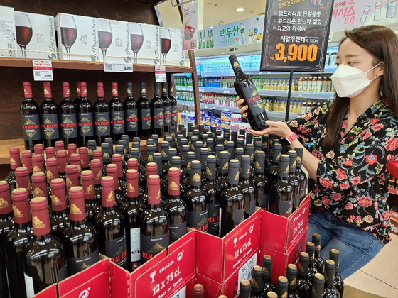 롯데마트는 3900원짜리 와인 레알 푸엔테 50만 병을 추가로 수입해 판매 중이라고 15일 밝혔다. 지난 6월 선보인 초도 물량 40만 병이 한 달만에 모두 팔렸다. [사진 롯데마트]