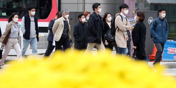 쌀쌀한 날씨를 보인 16일 서울 세종대로 네거리에서 시민들이 잔뜩 움츠린 채 출근을 하고 있다. 뉴스1
