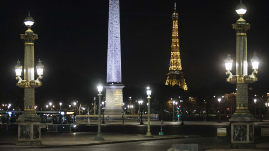 에펠탑도 샹젤리제도 적막강산, 코로나 비상사태로 야간 통금 실시한 프랑스