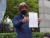 북한군에 의해 사살된 해양수산부 소속 공무원 이모(47)씨의 친형 이래진(55)씨가 14일 오후 1시 인천 연수구 해양경찰청 앞에서 연 기자회견에서 문재인 대통령의 편지를 펼쳐보이고 있다. 심석용 기자