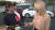 아던 총리의 약혼자인 클라크 게이포드(왼쪽)가 아던 총리의 집 앞에서 총선 결과를 기다리는 시민들과 기자들에게 자신이 손수 만든 음식을 대접하고 있다. 그와 아던 총리 사이엔 딸이 있다. [트위터 캡처]