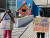 핫핑키돌핀스가 지난 13일 마린파크 앞에서 큰돌고래 안덕이 폐사와 관련해 팻말을 들고 고래류 전시체험공연 중단을 주장하고 있다. [사진 핫핑크돌핀스]