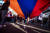 수 천 명의 아르메니아계 미국인들이 10월 11일 로스앤젤레스의 터키 영사관 앞에서 아르메니아 국기를 들고 행진하고 있다. EPA=연합뉴스
