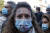 프랑스 파리의 레퓌블리크 광장에서 열린 중학교 교사 참수 사건 추모 집회에 참석한 한 여성. 참석자들은 '내가 사뮈엘 프티다', '나도 교사다'라는 글귀를 적고 테러 행위를 규탄했다. [AP=연합뉴스]