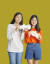김수안(왼쪽)·백채희 학생기자가 세계교육문화원의 참여 기부 캠페인 중 대안 생리대 만들기에 도전했다. 직접 만든 대안 생리대를 들어 보인 두 학생기자.