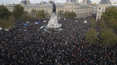 잔혹한 교사 참수에 "나도 교사"…프랑스 수만 명 거리 나왔다 
