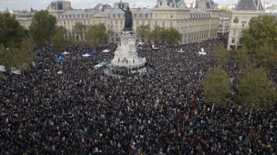 잔혹한 교사 참수에 "나도 교사"…프랑스 수만 명 거리 나왔다 