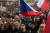 축구 팬 등 수백명의 체코 시위대가 18일 프라하 올드타운에서 코로나 19 봉쇄에 항의하는 시위를 벌이고 있다. AFP=연합뉴스