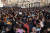18일 프랑스 마르세유에서 열린 사뮈엘 프티 참수 사건 추모 집회에 참석한 사람들. 현지 언론은 파리와 마르세유 등 전역에서 열린 집회에 수 만명의 시민이 모인 것으로 집계했다. [AFP=연합뉴스]