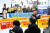 지난해 11월 22일 오전 서울 종로구 원자력안전위원회 앞에서 원자력노동조합연대와 탈핵시민행동이 월성1호기 조기폐쇄와 관련한 찬·반 집회를 하고 있다. [뉴스1]