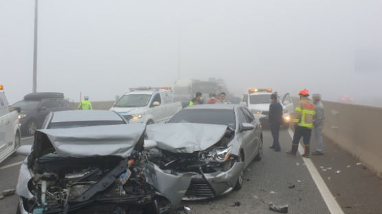 안개 낀 서해안고속도로서 차량 15대 추돌…17명 부상