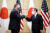 지난 6일 일본을 방문한 마이크 폼페이오 미국 국무장관이 스가 요시히데 일본 총리와 주먹 인사를 하고 있다. [AP=연합뉴스]