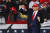 10월 17일 위스콘신주 제인스빌에서 열린 선거유세에서 공화당을 상징하는 붉은 색 모자와 넥타이 차림으로 연단에 등장한 도널드 트럼프 미국 대통령. EPA=연합뉴스 