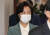 추미애 법무부장관이 20일 오전 서울 종로구 정부서울청사에서 열린 화상으로 열린 국무회의에 참석하고 있다. 뉴스1