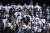 10월 17일 일요일 위스콘신주 제인스빌 공항의 도널드 트럼프 유세장에 모인 지지자들의 모습. 마스크를 쓴 사람을 보기 힘들다. AP=연합뉴스 