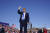미국의 도널드 트럼프 대통령이 10월 18일 일요일 네바다주 카슨시티에서 열린 유세에 나와 지지자들의 환호에 답하고 있다. AP=연합뉴스 