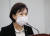 김현미 국토교통부 장관은 16일 세종시 정부세종청사에서 열린 국정감사에서 최근 전세난에 대해 "송구하다"고 밝혔다. 그리고 사흘 뒤 국토부는 전세난이 저금리 탓이라는 설명자료를 냈다. ［연합뉴스］