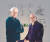 경매이론의 실용화로 올해 노벨경제학상을 받은 윌슨(왼쪽)·밀 그럼 교수는 사제지간이다. [AFP=연합뉴스]