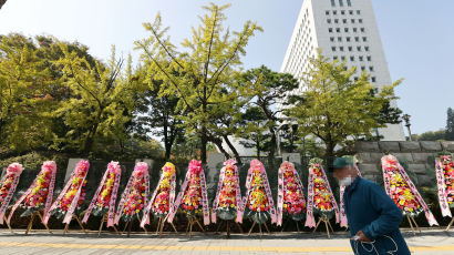 '윤석열 살아야 나라 산다'…조국때 이후 다시 등장한 꽃배달