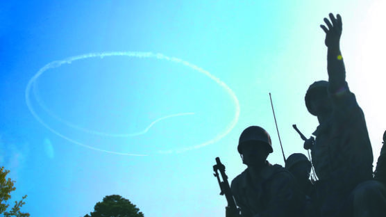 [사진] 장진호 전투 70년, 추모비행 연습