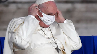 폐 한쪽 없는 83세 교황, 근위대 집단감염에 결국 마스크 썼다 