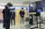 한국승강기안전공단 김영기 이사장이 승강기인재개발원의 승강기 가상현실VR) 교육시스템 구축 완료보고회에서 VR교육시스템을 시연하고 있다.