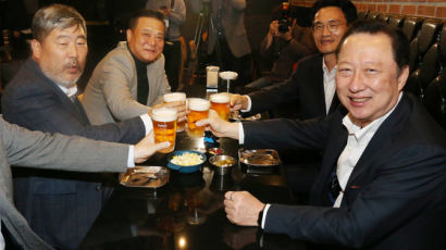 맥주 한잔 마시고 "맛있다, 하이트냐"…박용만 회장 자학개그