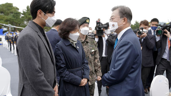 문 대통령, 의암호 선박사고 이종우 경감 유족 만나 위로