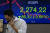 코스피·코스닥 지수가 3% 넘게 급락한 지난 8월20일 서울 중구 명동 하나은행 딜링룸 전광판 모습. 뉴스1