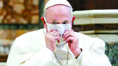 [사진] 폐 한쪽 없는 교황 처음으로 마스크