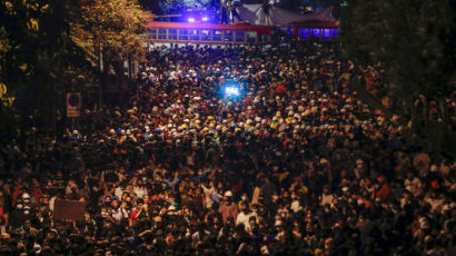 태국 정부, 시위 열기에 한발 물러서 … “비상조치 철회”