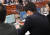강훈식 더불어민주당 의원이 22일 서울 여의도 국회에서 열린 산업통상자원중소벤처기업위원회의 산업통상자원부에 대한 종합감사에서 국감 도중 자신의 휴대전화로 모바일 게임을 하고 있다. 뉴스1