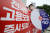진보당 대전시당 구성원들이 17일 오전 대전시청 앞에서 '제대로 된 전국민고용보험 운동본부 발족' 기자회견을 하고 있다. 뉴스1