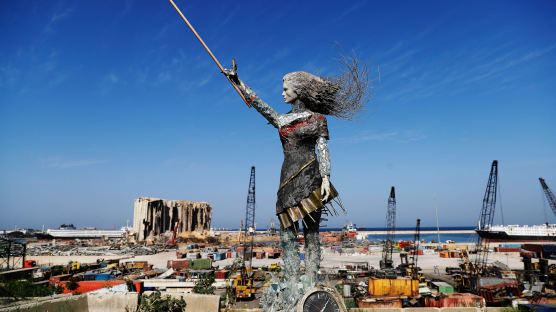 베이루트 폭발 잔해로 만든 여성 조형물...'그 날을 기억하며'