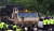 지난 5월 29일 오전 경북 성주군 초전면 소성리에 경찰병력이 배치된 가운데 주한미군 고고도미사일방어(THAAD·사드) 체계 기지를 향해 군 장비를 실은 트럭이 이동하고 있다. 뉴스1