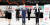 하나금융그룹 명동사옥의 헌혈버스 앞에서 김정태 하나금융그룹 회장(가운데)이 직원들과 손하트를 만들어 보이고 있다. [사진 하나금융그룹]