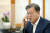 문재인 대통령이 지난 22일 오후 청와대 관저 회의실에서 카심-조마르트 토카예프 카자흐스탄 대통령과 통화하고 있다. [사진기자협회 제공]