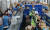 지난 21일 오전 서울 서초구에 있는 CJ대한통운 강남2지사 터미널의 작업장에서 택배기사들이 배달할 물건을 분류하는 작업을 하고 있다. [뉴스1]