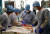 프랑스 마르세유 지역의 한 군병원 중환자실(ICU)에서 의료진이 신종 코로나바이러스 감염증(코로나19) 환자를 치료하고 있다. [로이터=연합뉴스]